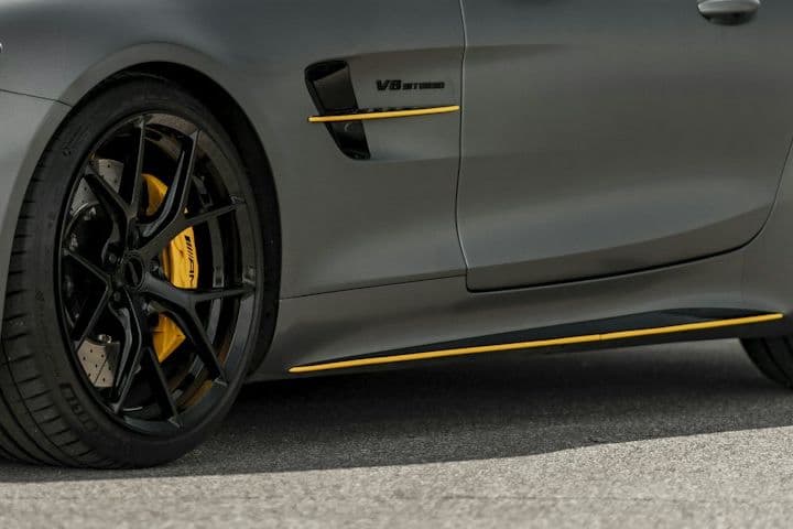Side detail of the Mercedes-AMG GT R with black wheel and gold trim