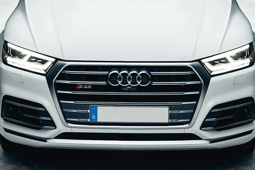 Grille and headlight detail of the white Audi SQ5