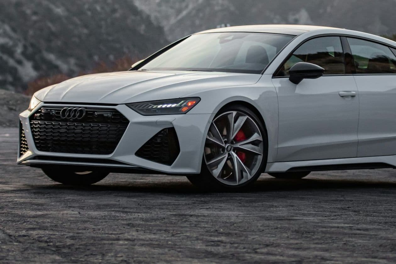 Front three-quarter view of the silver Audi RS 7 with red brake calipers