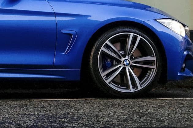 Rear wheel and side vent detail on the blue BMW 440i