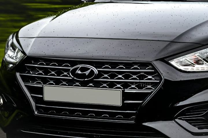 Front view of the black Hyundai Accent grille and headlights