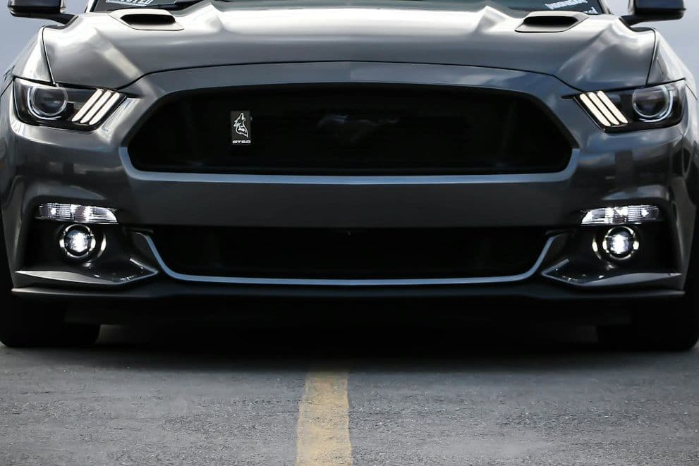 Grille and LED running light detail of the grey Ford Mustang GT
