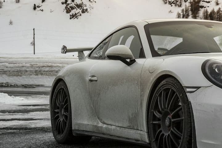 Front three-quarter view of the white Porsche 911 GT3 on snow