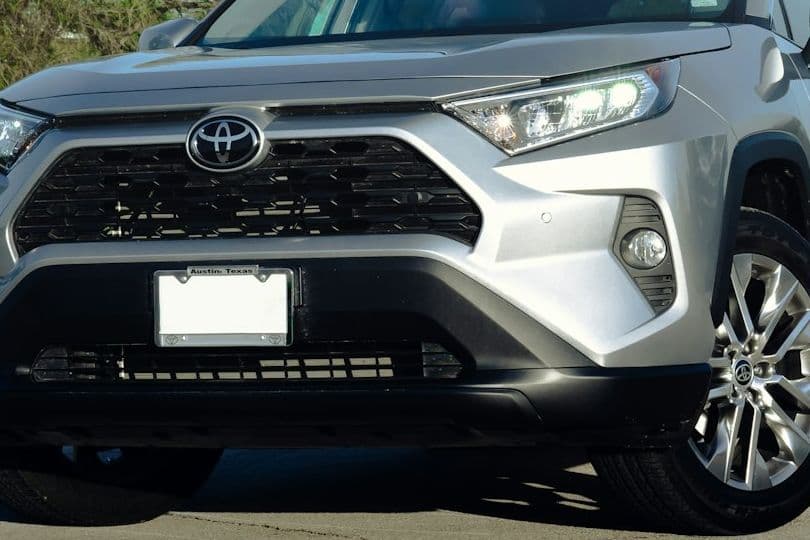 Front grille and headlight of the silver Toyota RAV4
